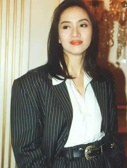 梅艳芳告别演唱会身体流血垫着尿布唱完倒在刘德华的怀里