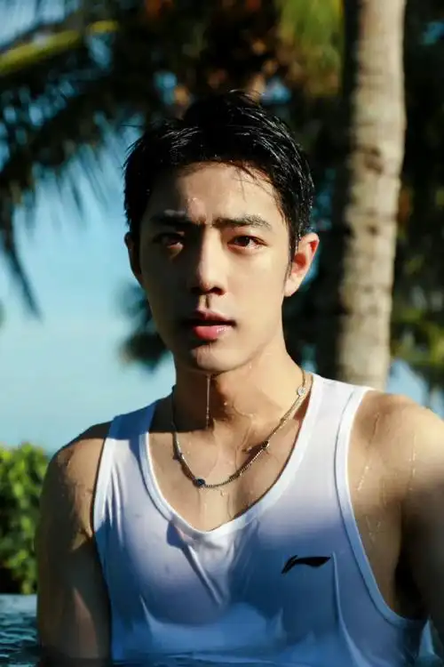 肖战的胸肌好明显#胸肌好明显大长腿也很明显!肖战名品身材