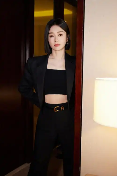 秦岚露腰西装##秦岚楼梯大片