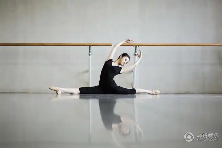 张慧雯舞蹈系清新大片 身着芭蕾舞衣大秀一字马