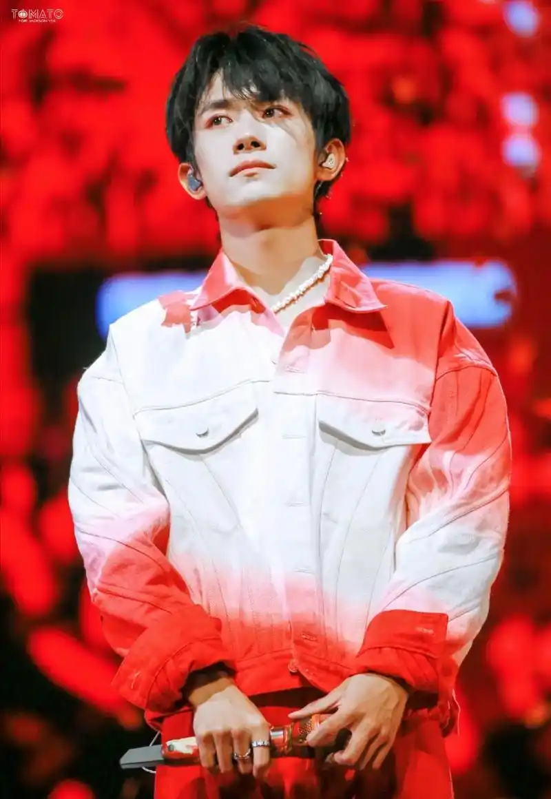 易烊千玺 "千玺有女朋友了你会伤心吗?" "肯定会呀,但是 - 抖音