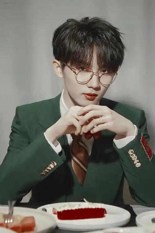 马嘉祺星光大赏,gucci墨绿色西装,矜贵清冷小少爷,就很绝!