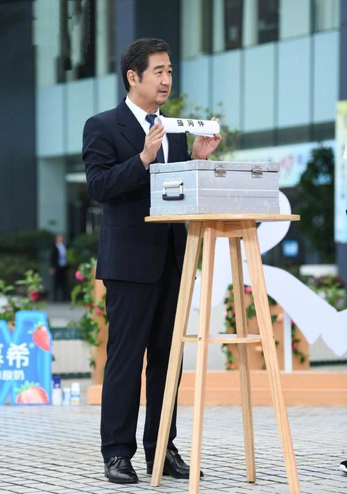 张国立已经64岁了,一身黑色西装录制《奔跑吧》,还是那么年轻