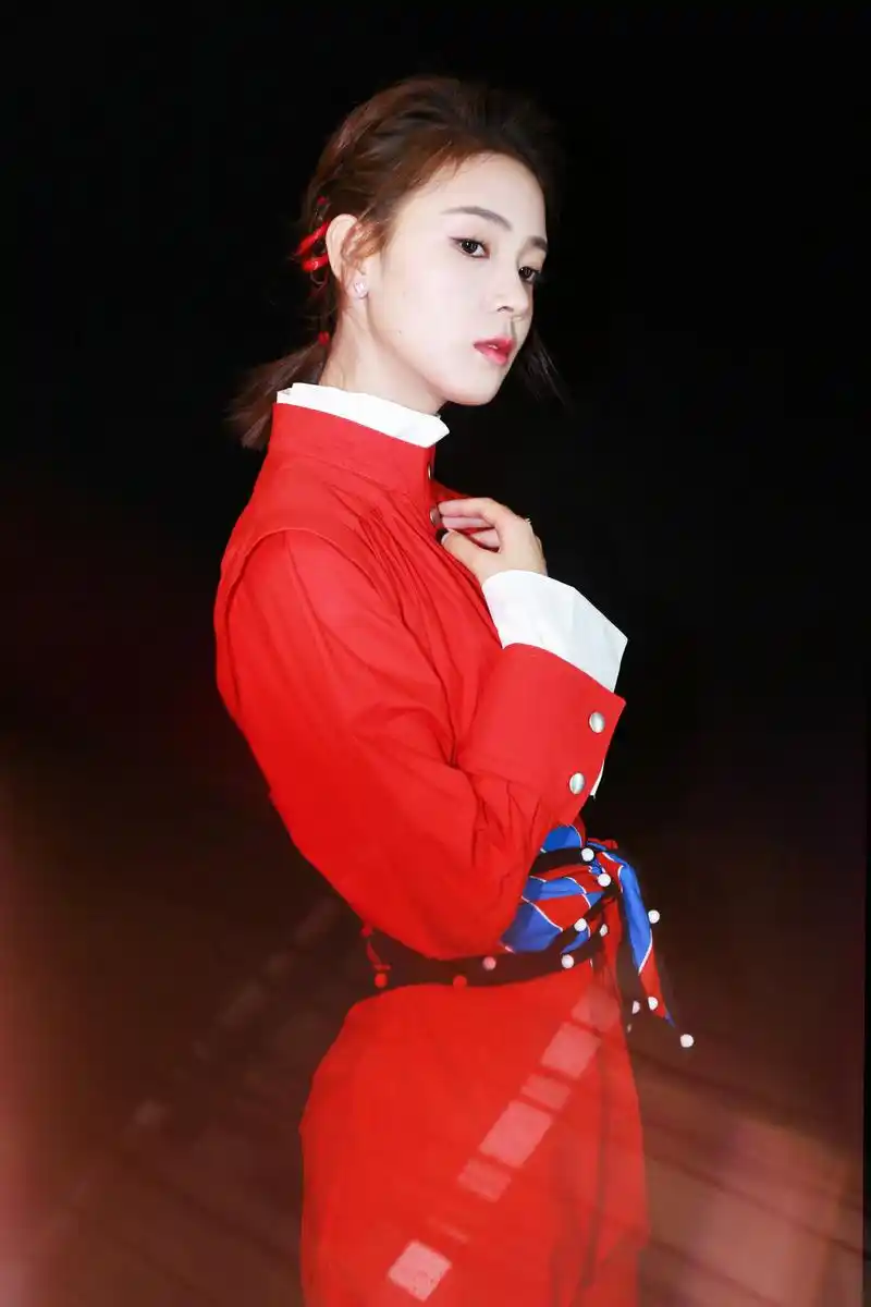 陈瑶 "火热"亮相《像我们一样轻》,"fun"开吃,就"酱"爱发布会,红色连