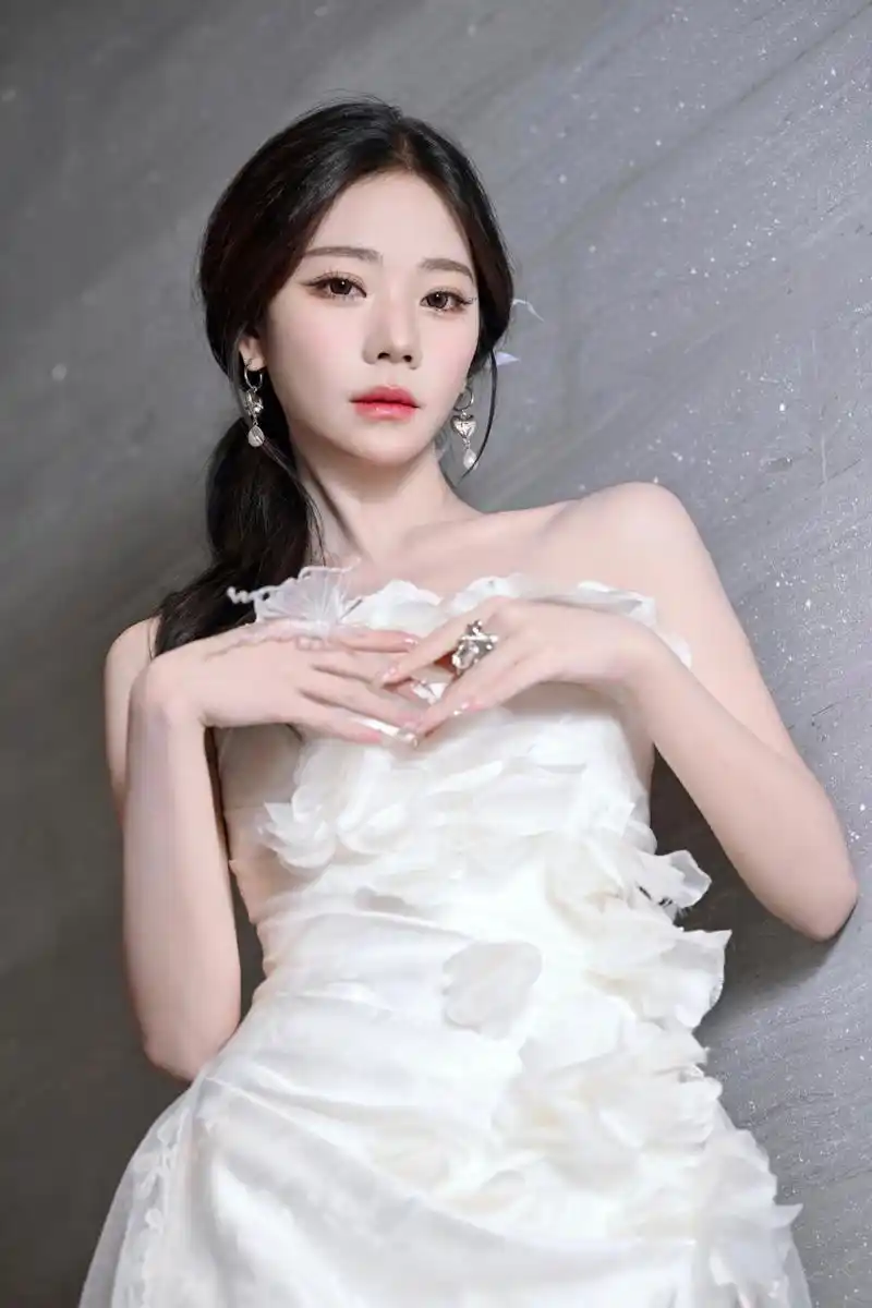 张紫宁白裙穿搭又甜又美 #张紫宁