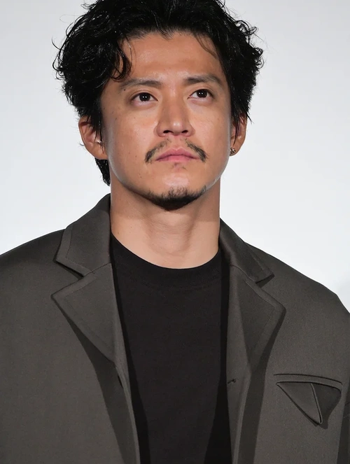 小栗旬胡须造型成熟稳重活动照图片14