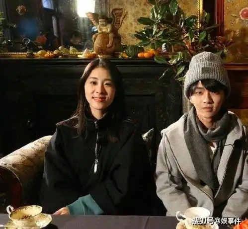 华晨宇张碧晨携女儿上户口照疑曝光怀抱女儿很温馨