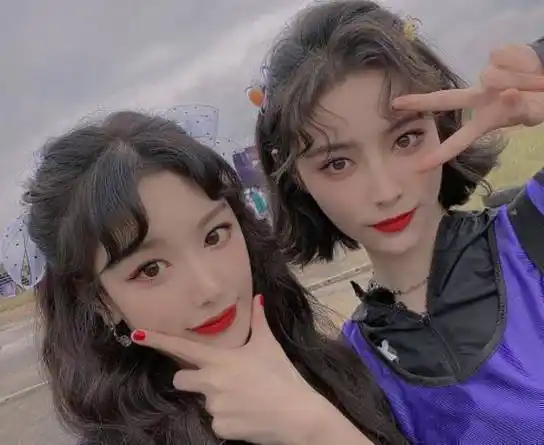 孔雪儿许佳琪成闺蜜,跳舞后又晒合影,一个打扮淑女,一个俏皮可爱