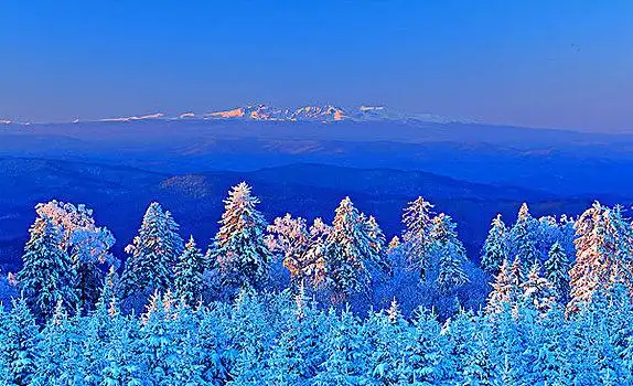 吉林省仙峰国家森林公园远眺长白山长白山天池全景夕阳下的长白山夕阳