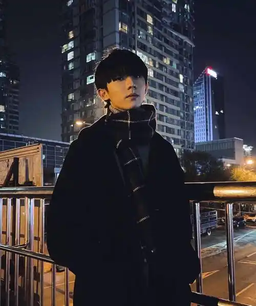 马嘉祺深夜天桥随拍 围巾黑色大衣在路灯下的马嘉祺好温柔