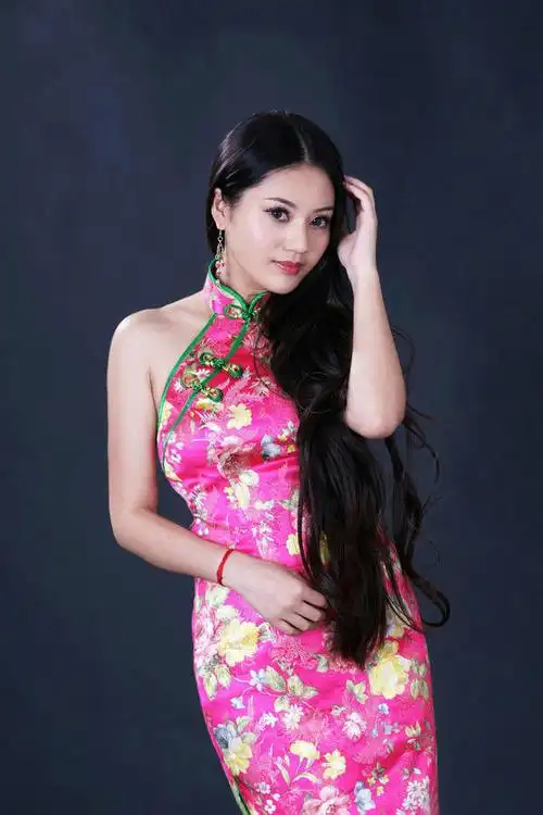 粉花旗袍美丽少女