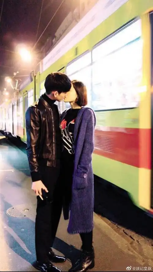 发现张翰好像很喜欢20岁的女孩子,女朋友永远20岁#张翰新恋情