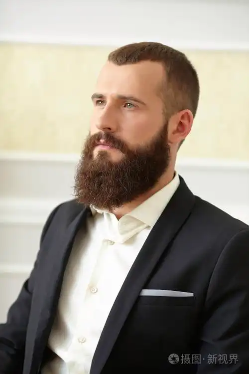 英俊的大胡子的男人