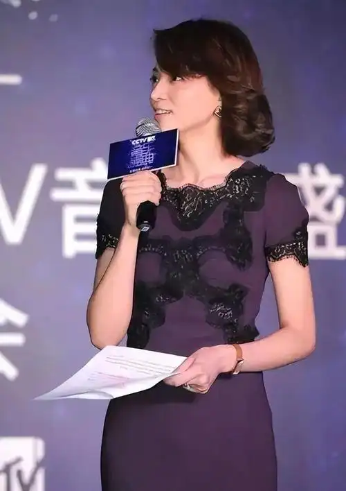 穿搭优点:偏分露额头中长发在发型的选择上,董卿偏好偏分露额头的中