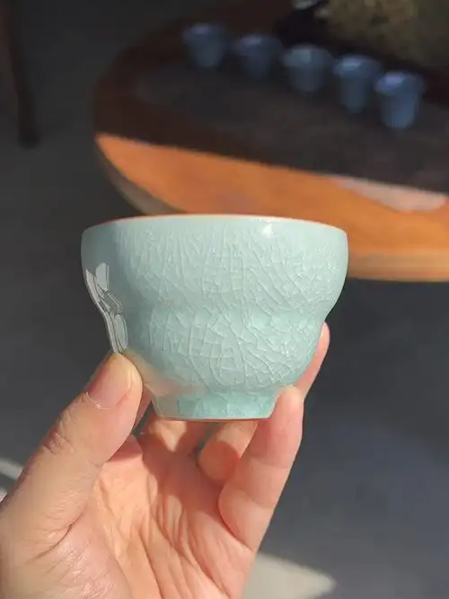 冰裂纹瓷器是汉族传统名瓷.