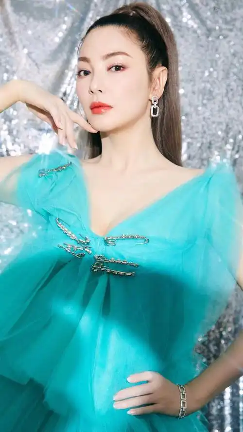 影视演员张雨绮,生活写真照也是精致美丽,最喜欢白色礼服造型