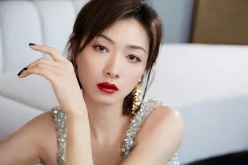 分享一组万茜图片给大家,图中的明星图片壁纸会点缀你的电脑桌面,美化