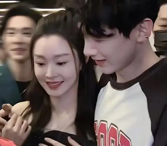 巴黎蜜月父母陪同,宋轶模仿男友笑得合不拢嘴