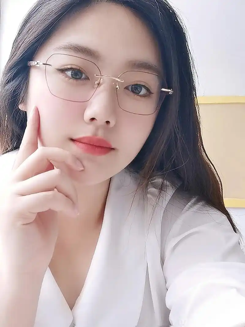 斯文败类眼镜妆斯文又败类,清纯又御姐,充满矛盾感的复杂魅力.