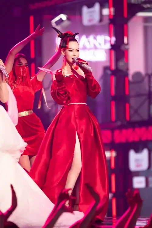 戚薇中国红蝴蝶结长裙舞台照图片