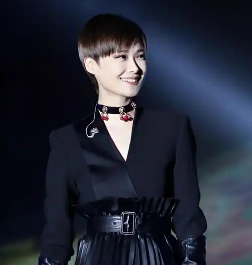 回顾昔日超女今日剩女,李宇春,不恋爱不结婚,曾自曝患有脊柱炎