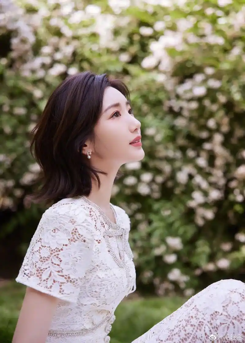 毛晓彤的一组美照曝光,她身穿白色蕾丝裙温柔似水,妆容精致颜值 - 抖