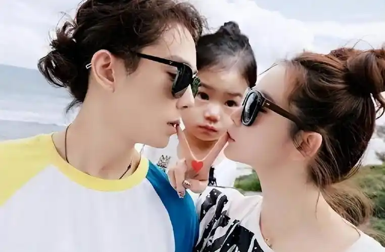 37岁戚薇晒合照官宣怀二胎此前穿着宽松有预兆李承铉甜蜜发文