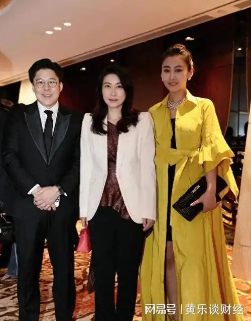 42岁郭晶晶和65岁朱玲玲亲密合照婆媳一脸富贵相长的像姐妹