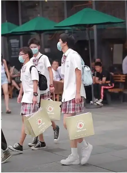 一群男生穿"jk裙"走大街,路人觉得很奇怪,圈内人却觉得很酷|裙子|洋装