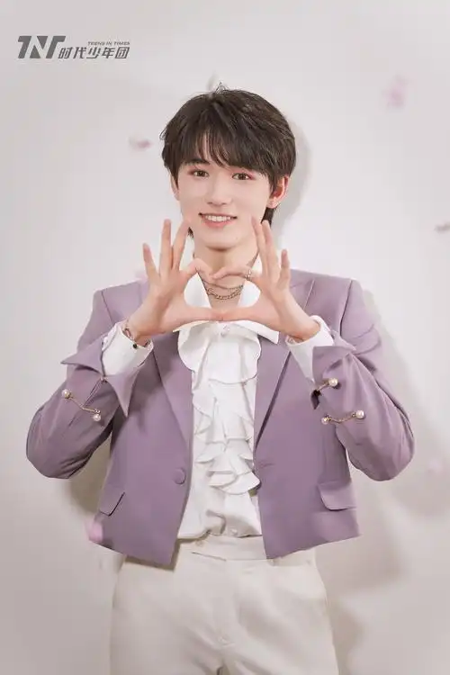 给大家推荐一些宋亚轩适合当壁纸的图片