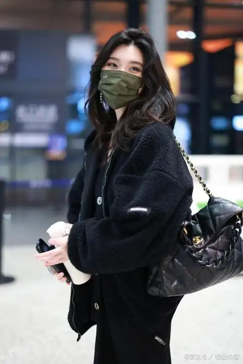 奚梦瑶现身上海虹桥机场,身穿黑色拉链外套简约时尚