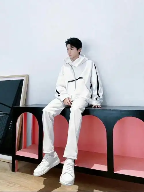 马嘉祺黑白卫衣随拍大长腿少年感满满好帅值得一键收藏#马嘉祺黑白