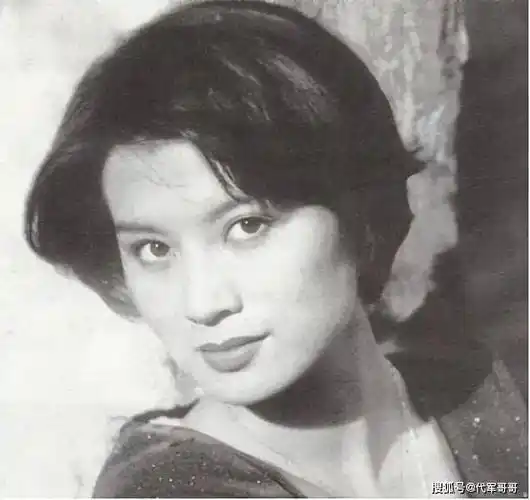 原创她一婚嫁演员二婚嫁哈佛学霸三婚嫁大13岁老戏骨52岁生活幸福