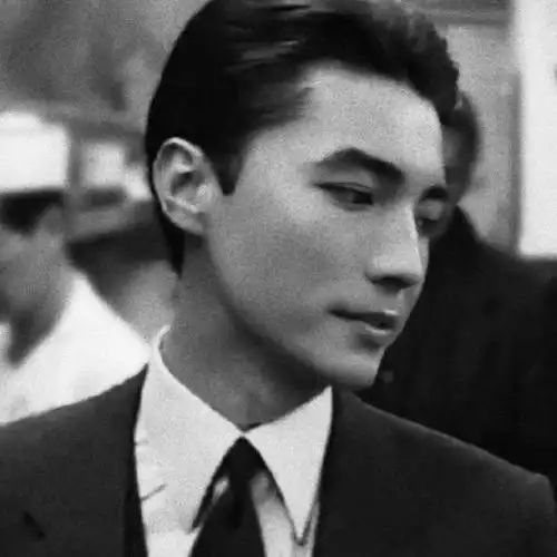 本系列照片来自1985年电影《龙年》(含滤镜)个人认为是尊龙颜值的巅峰