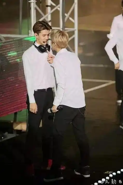 吴世勋和鹿合照(吴世勋昨晚念勋鹿亲自发糖)(26)