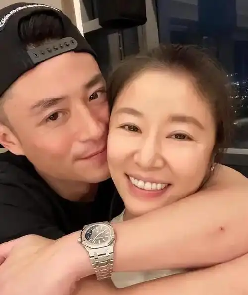 林心如携霍建华给爸妈庆生!她47岁穿卫衣像少女,老公却胖出肚腩