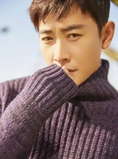 演员罗晋:和妻子在拍戏中相遇,39岁才当爸爸,结婚四年宠妻如宝_父母