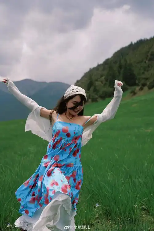 的女儿  在这里,马兰花大草原一望无际  青青草甸装扮着夏季的色彩