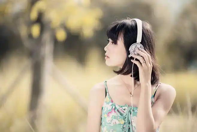 带耳机的女生唯美图片_戴耳机女生图片