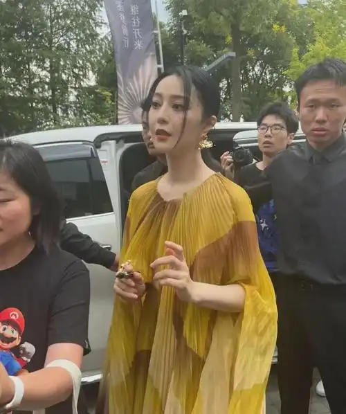 在秀场外拍到范冰冰生图感叹她真美皮肤细腻紧致比真实年龄小