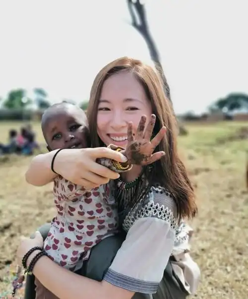 江一燕现身非洲好有爱,别人可能是炒作,只有她不让人觉得意外!