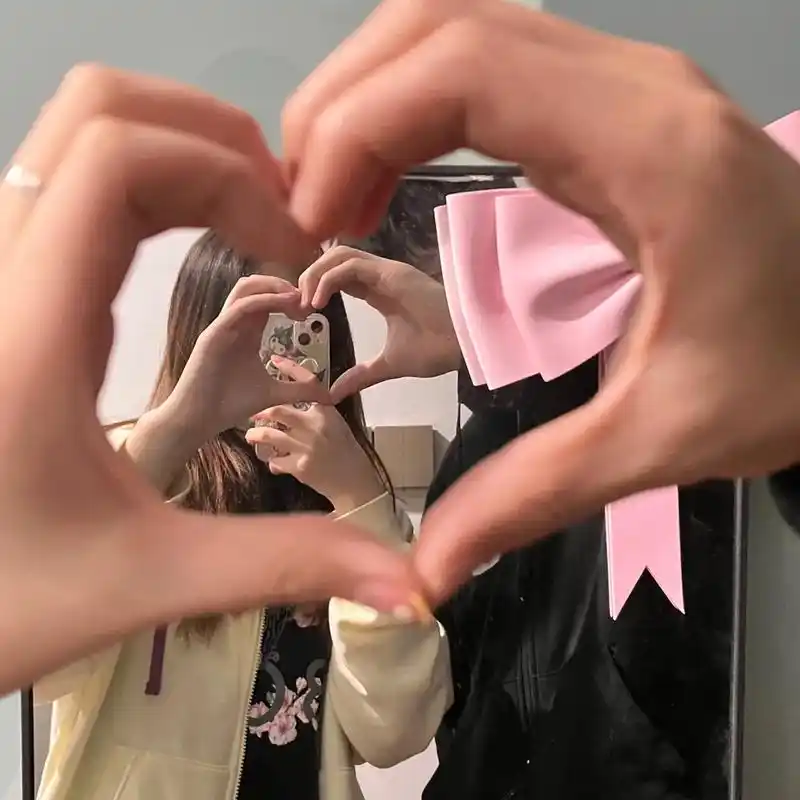 爱的人在身边#情侣日常 #牵手照 #情侣拍照姿势 - 抖音