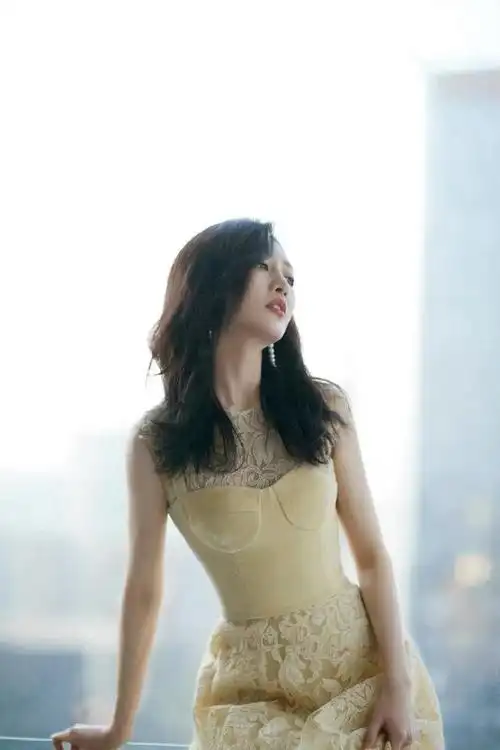 王鸥橘黄色长裙优雅时尚写真