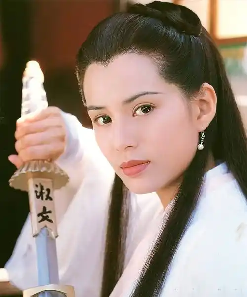 虽然后来此ip被多次翻拍,但至今无能超越李若彤塑造的小龙女形象.