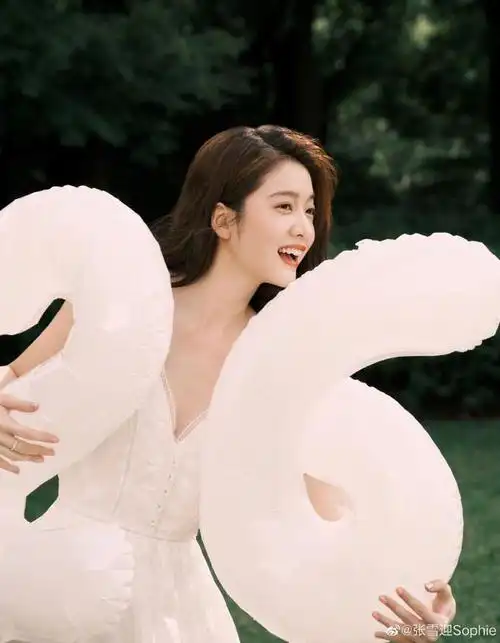 张雪迎分享生日美照嘟嘴卖萌超可爱穿搭清纯似初恋