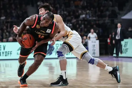 3月2日,辽宁本钢队球员郭艾伦(左)在比赛中突破上篮.新华社照片,沈阳