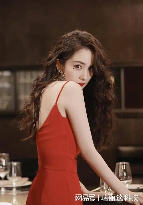 杨幂太适合港风了穿红色连衣裙配大波浪卷发高级洋气让人心动