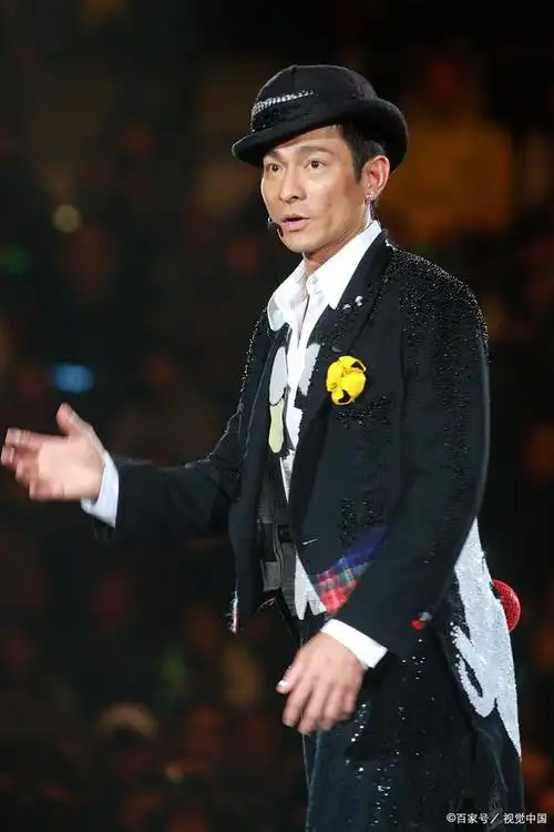 刘德华已经入行40多年了,40年来一直长红的人,放眼整个娱乐圈,寥寥无