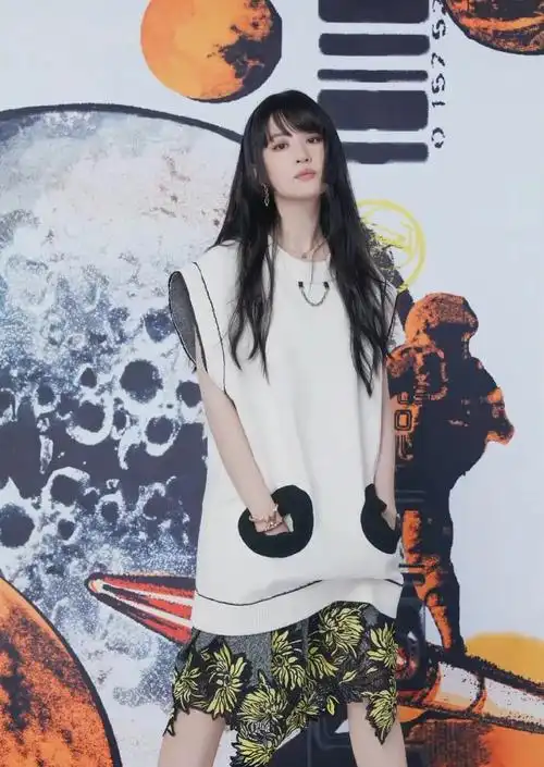 刘亦菲公主切造型亮相02甜美中有酷飒感