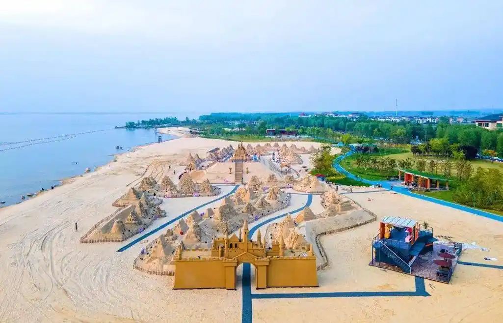 的水晶天空下,沿着悠长的湖岸线漫步,一定是骆马湖沙滩公园的"薄荷"色